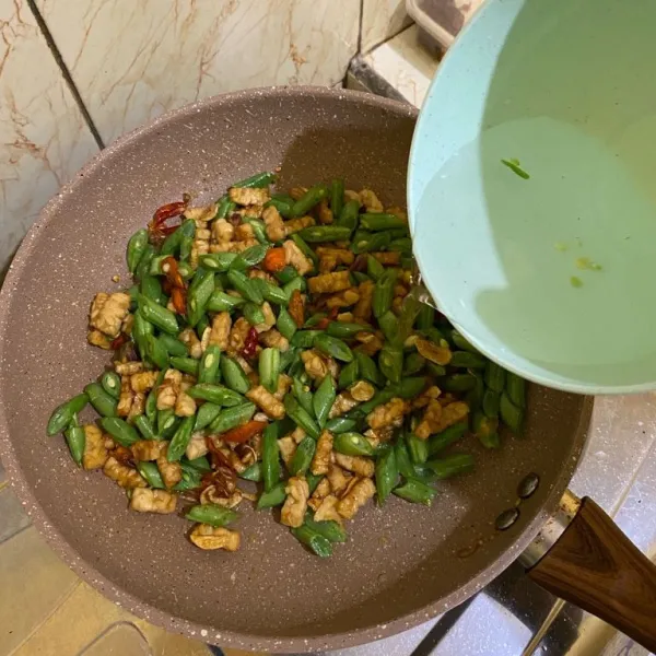 Lalu tambahkan air, garam, kaldu bubuk aduk sampai merata dan masak sampai matang.