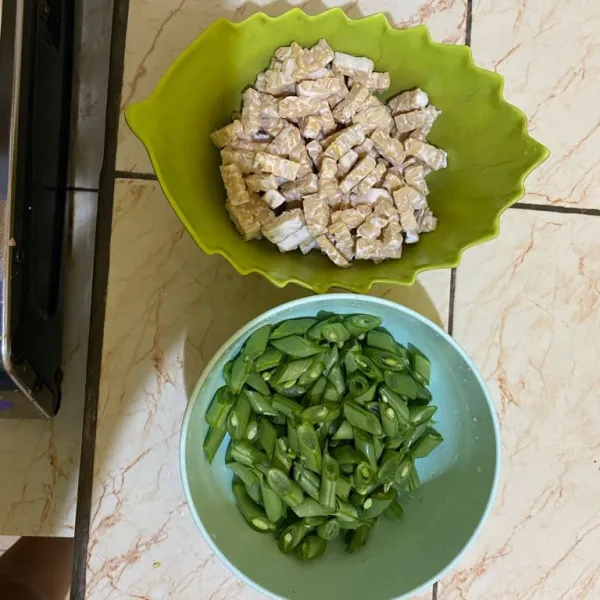 Potong-potong tempe dan buncis.