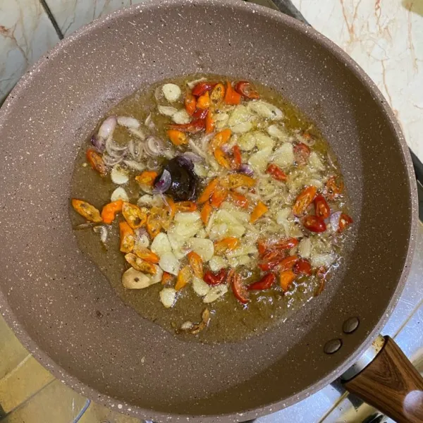 Tumis bumbu dan tambahkan gula merah.
