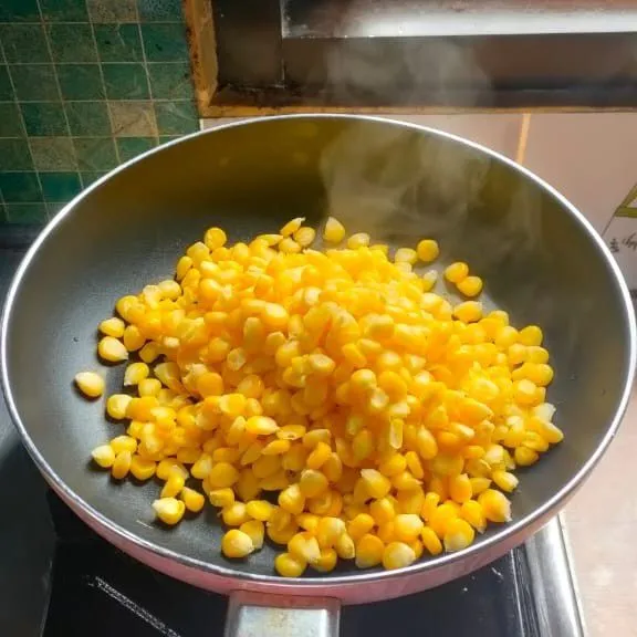 Siapkan 2 buah jagung manis yang sudah di rebus kurang lebih 5 menit