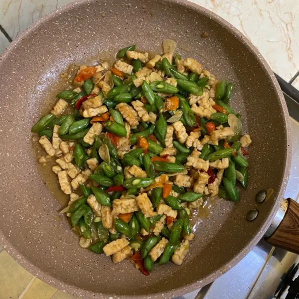 Tumis buncis tempe siap disajikan.