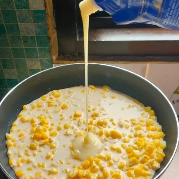 Tuang Susu kental manis secukupnya