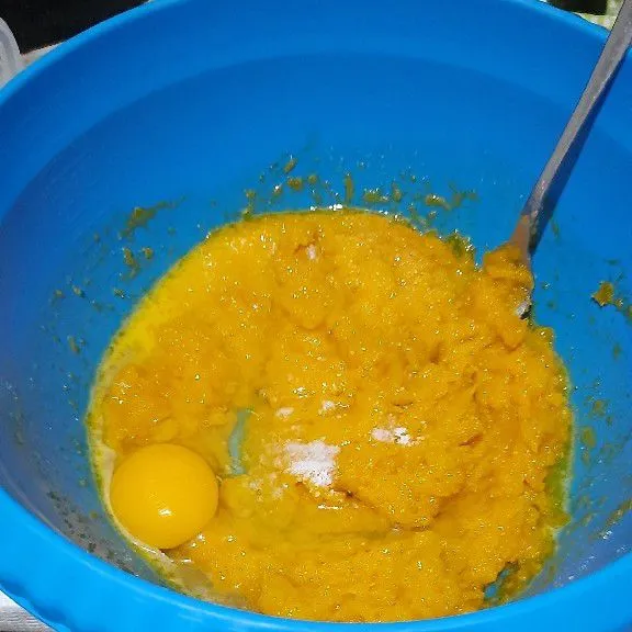 masukkan telur, aduk rata kembali.