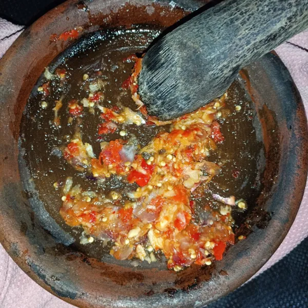 Haluskan semua bumbu untuk nasgor