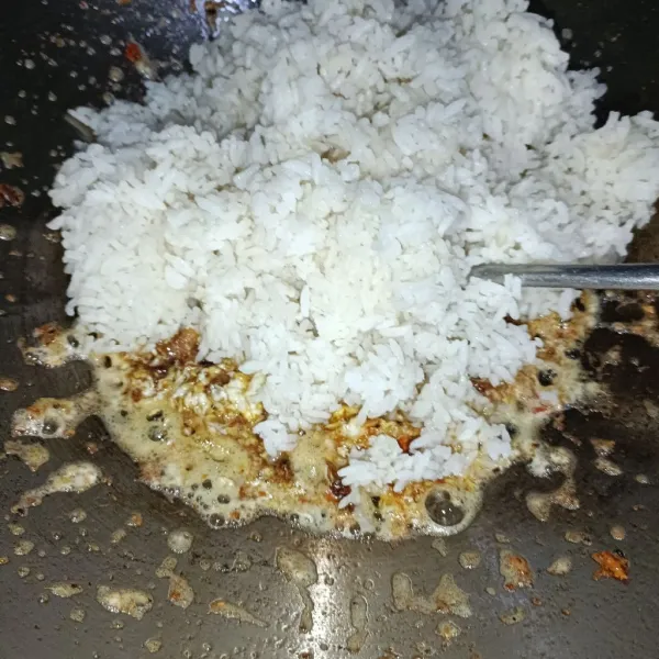 Tambahkan 300grm nasi, masak hingga matang