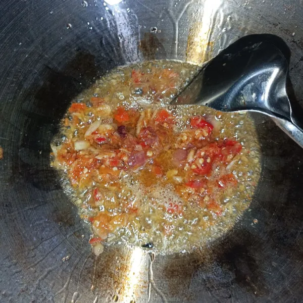 Lalu tumis bumbu hingga harum