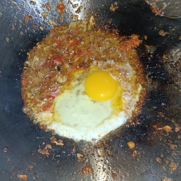 Setelah bumbu matang, masukkan 1btr telur lalu orak arik