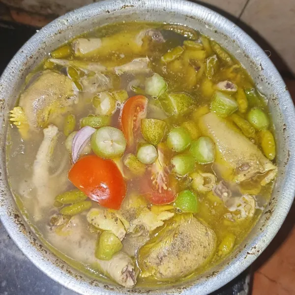 Jika ayam sudah benar-benar empuk, masukkan belimbing wuluh dan tomat, masak sebentar, koreksi rasa