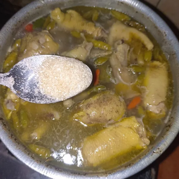 Setelah air mendidih dan aroma kuah sudah keluar, masukkan ayam, kecilkan api agar kuah tidak menyusut terlalu banyak, masak sampai ayam lunak,bumbui dengan garam dan gula
