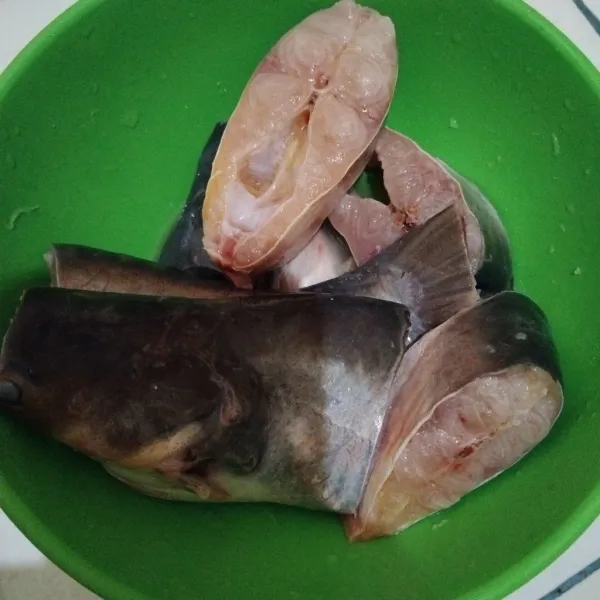 Cuci bersih ikan patin. Kemudian lumuri dengan perasaan jeruk dan garam. Biarkan 30 menit, kemudian bilas di air mengalir.