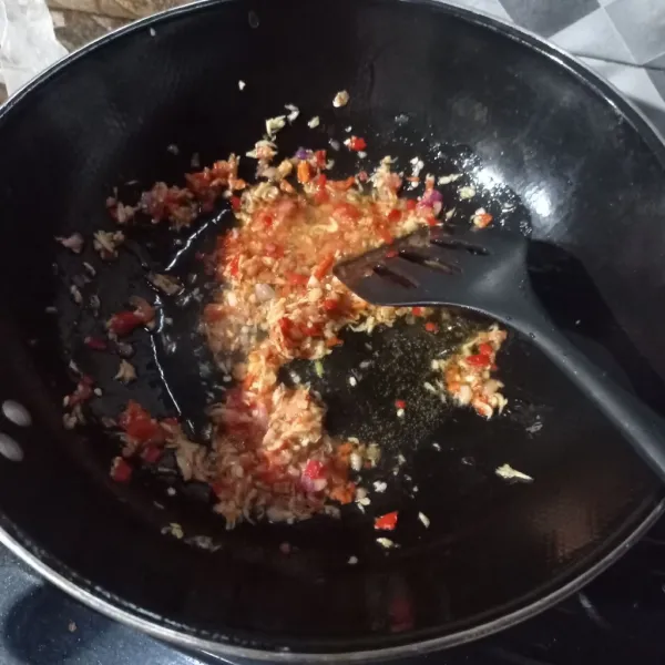 Tumis bumbu halus (termasuk cabe rawit dan cabe keriting) dan ebi sampai matang