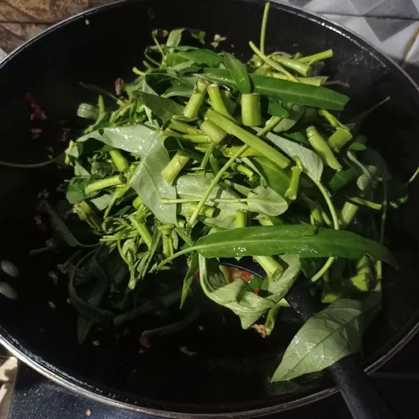 Masukan kangkung aduk sampai rata