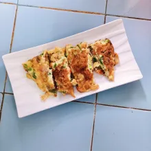 Lipat telur lalu potong sesuai selera.