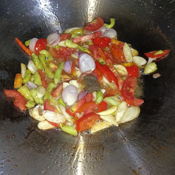 Lalu tumis semua bahan sampai layu dan matang, masukkan 1pcs terasi udang.