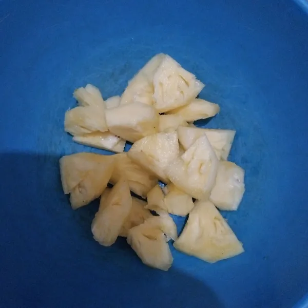 Iris nanasnya.