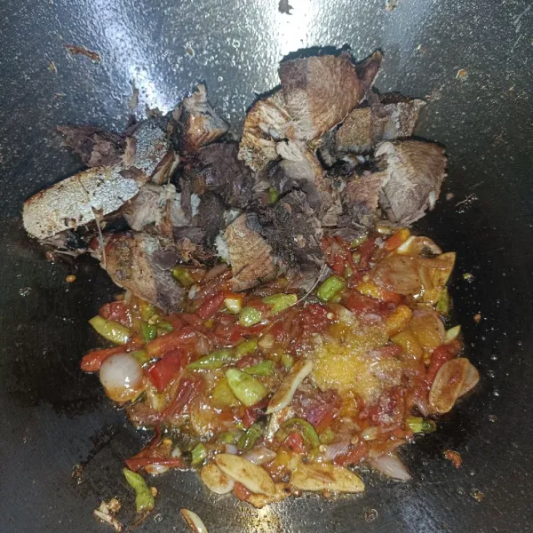 Lalu masukkan tuna yang sudah digoreng dan di potong-potong.
