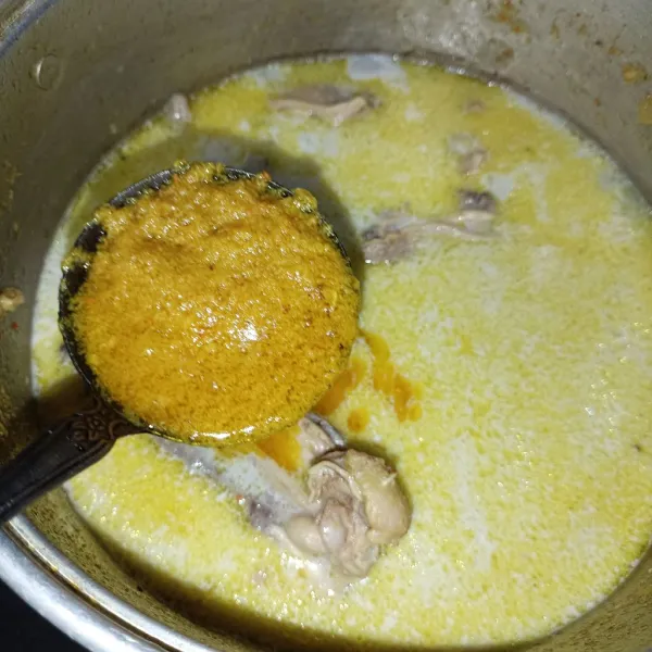 Lalu masukkan bumbu yang sudah ditumis sebelumnya.