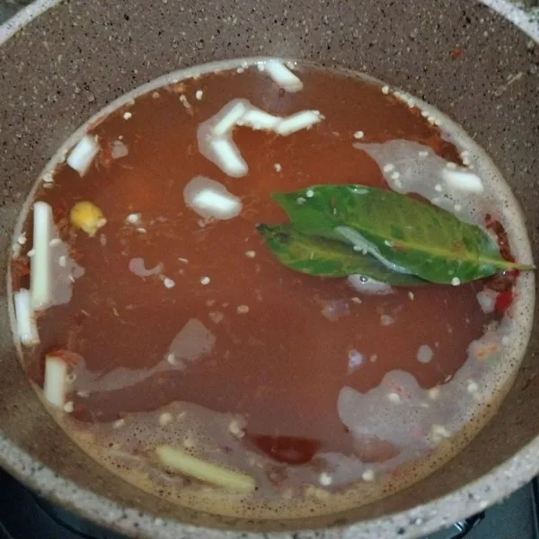 Masukkan bumbu iris, daun salam, bumbu halus, dan air kedalaman panci. Masak hingga mendidih.