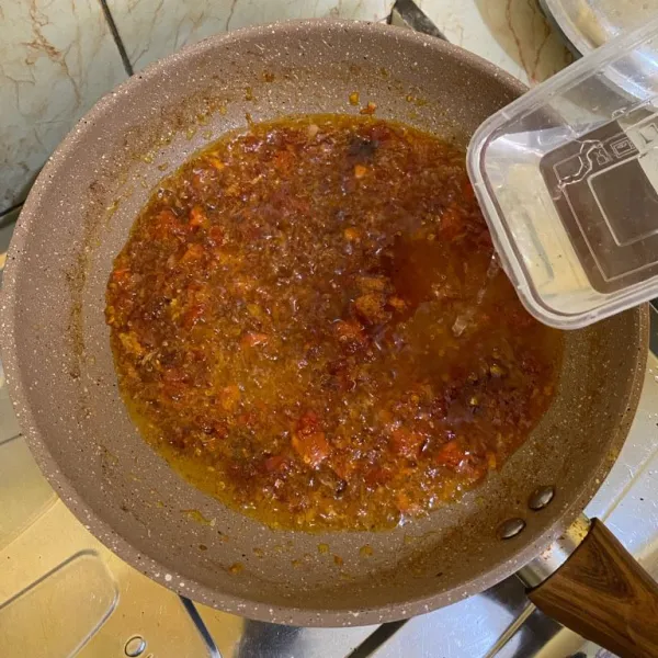 Masukkan air secukupnya lalu masak sampai air menyusut