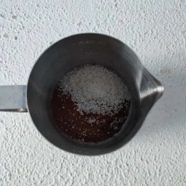 Siapkan kopi bubuk, gula pasir, gula aren bubuk dan garam dalam gelas.
