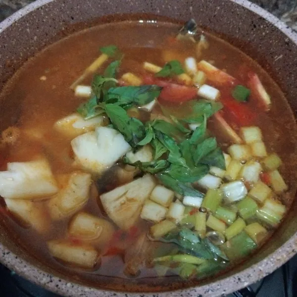 Terakhir masukkan bumbu cemplung. Masak sebentar, pastikan ikannya matang lalu matikan api. Kalau mau makan bisa dipanaskan dulu. Karena pindang disajikan dalam keadaan panas.