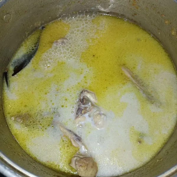 Setelah ayam empuk dan matang, masukkan santan kental.