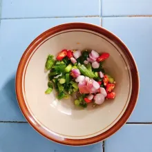 Siapkan daun bawang, bawang merah dan cabe rawit.