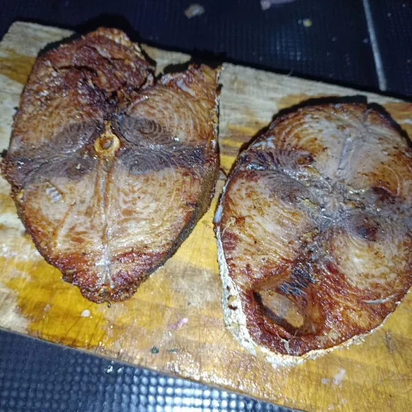 Goreng tuna hingga matang, saya pakai tuna yang di kukus terlebih dulu.