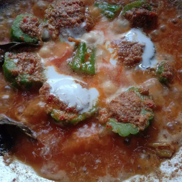 Masukkan santan, gula, dan garam. Aduk rata, tunggu mendidih.