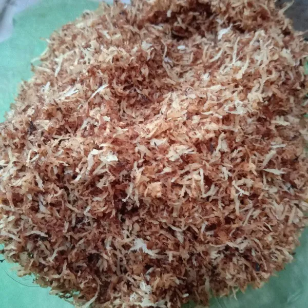 Haluskan bumbu kambu, lalu campurkan dengan suwiran ikan salem dan parutan kelapa, aduk rata. Tambahkan gula dan garam, sangrai hingga kering.