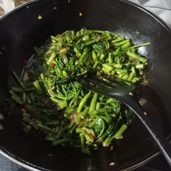 Masak cukup sampai kangkung layu, cek rasa matikan api