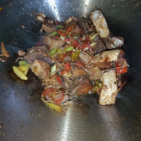 Tambahkan garam penyedap dan sedikit air, masak hingga semua tercampur rata dan sajikan.