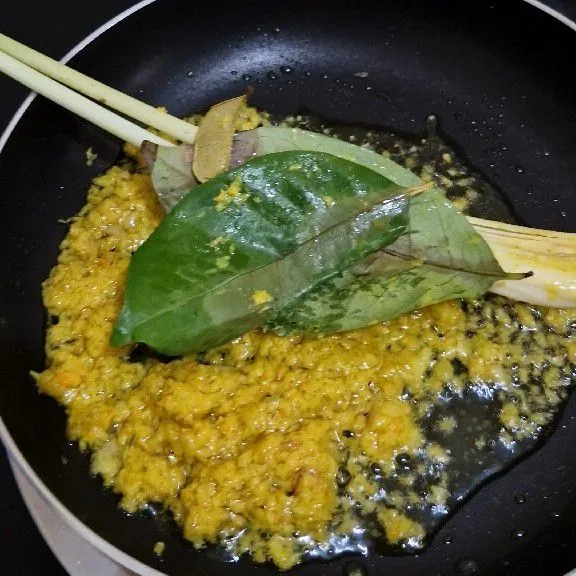 Tumis bumbu yang sudah di haluskan. Masukkan serai, daun salam, daun jeruk, dan lengkuas yang sudah di tumbuk sampai harum.