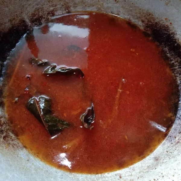 Siapkan bumbu kuahnya dengan menghaluskan duo bawang, duo cabe, dan kemiri. Panaskan sedikit minyak, tumis bumbu, lengkuas, sereh, daun salam, dan daun jeruk. Kemudian, aduk terus hingga matang. Masukkan air, aduk rata, tunggu mendidih.