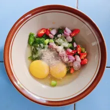Masukkan telur, tambahkan garam, penyedap rasa, dan merica.