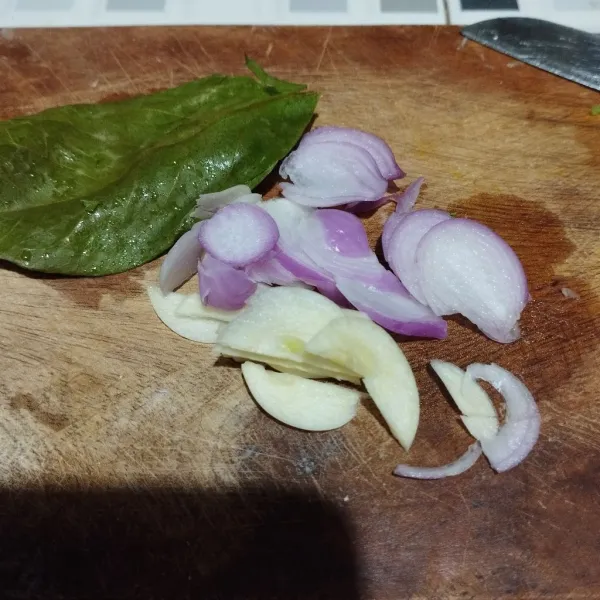 Potong tipis bawang merah dan bawang putih