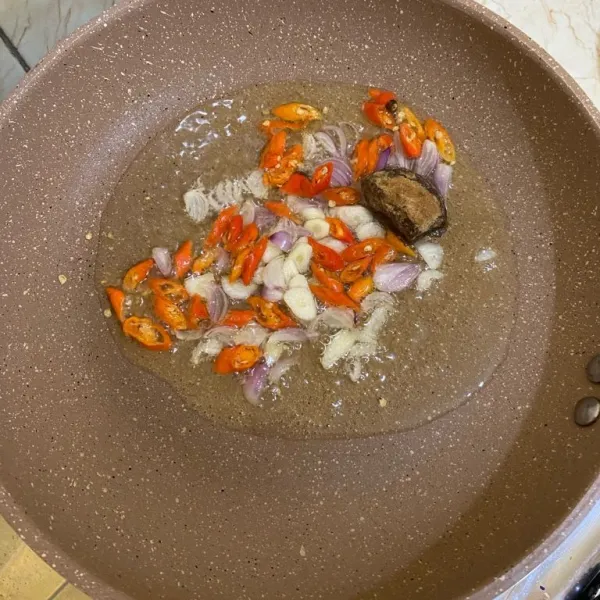 Tumis bumbu lalu tambahkan garam, gula merah, kaldu bubuk secukupnya