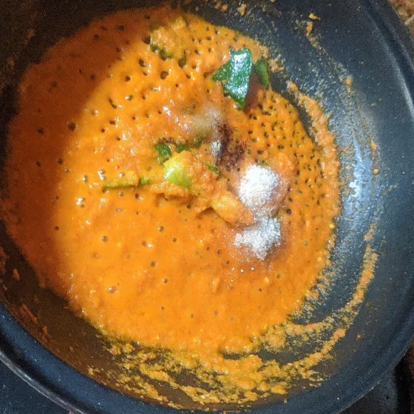 Masukkan garam, gula, bubuk ngohiong dan penyedap rasa.