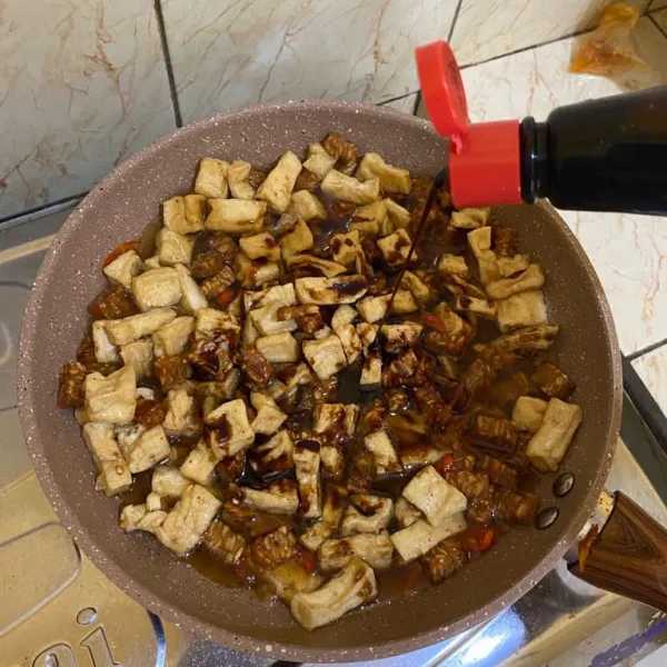 Tambahkan kecap secukupnya lalu aduk merata dan masak sampai air menyusut