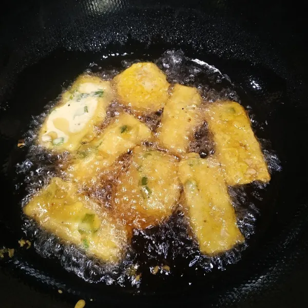 Goreng sampai kuning keemasan atau sampai matang.