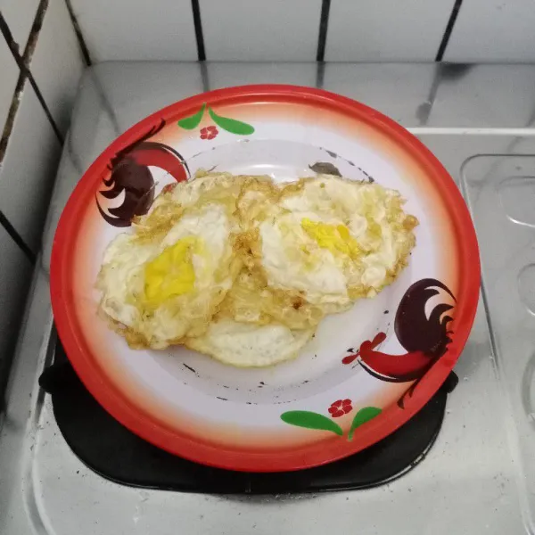 Buat telur ceplok. Sisihkan.