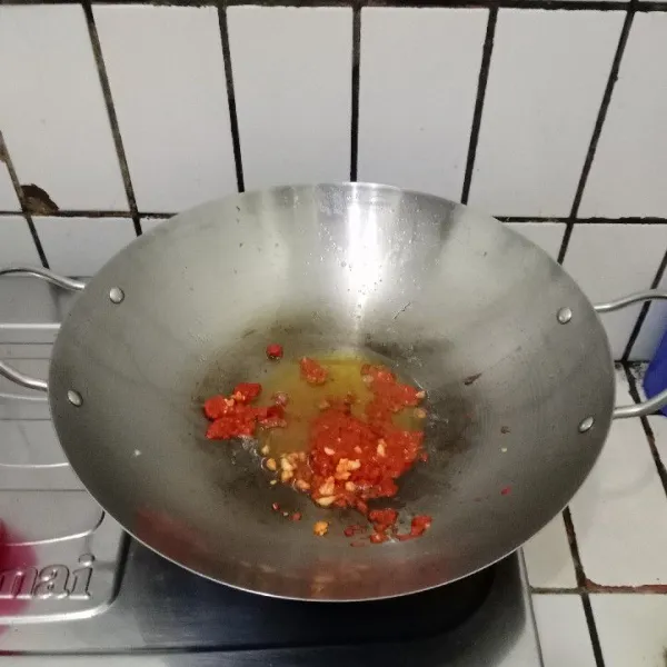 Tumis bumbu halus hingga harum & matang.
