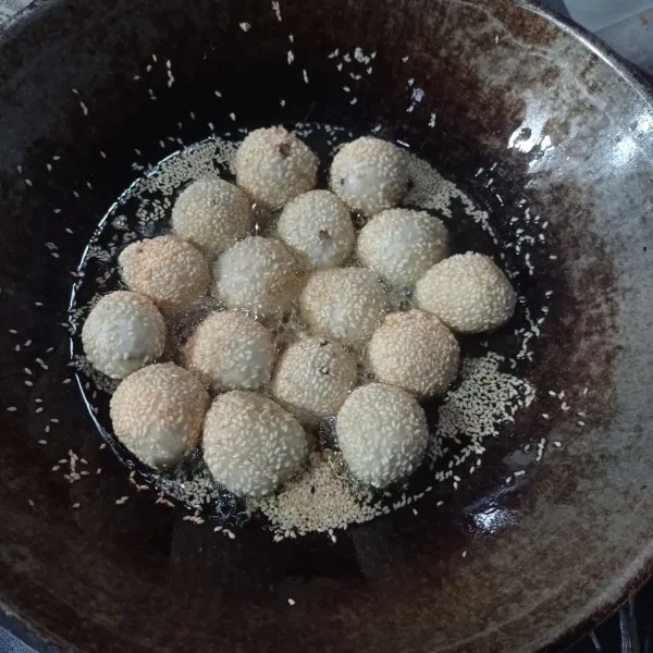 Masukan onde kedalam minyak dingin, nyalakan api sedang cenderung kecil, goreng sampai matang dan keemasan, tiriskan