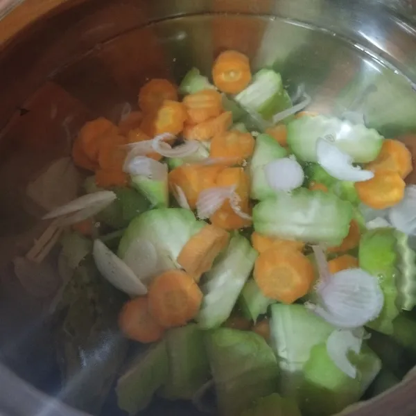 Lalu masukkan wortel dan labu siam.masak sampai empuk.