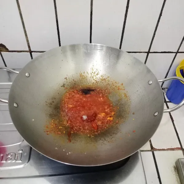 Tambahkan saus tomat, saus sambal, kecap manis, garam, gula, kaldu bubuk & air. Aduk & masak sampai mendidih. Koreksi rasa.