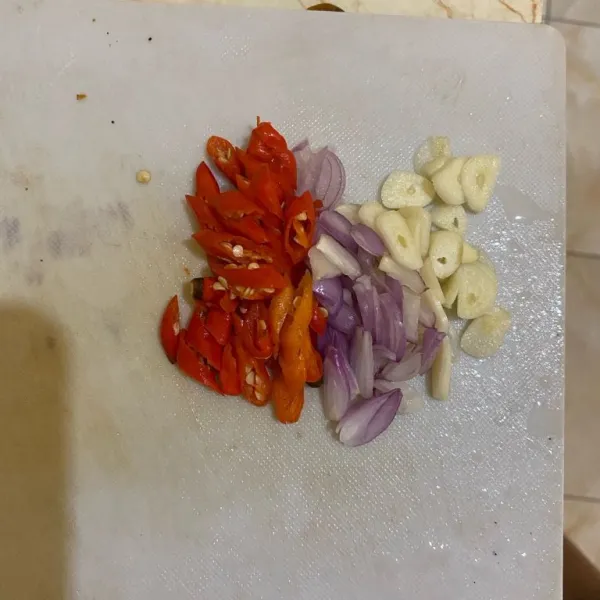Iris cabai rawit, bawang putih, bawang merah