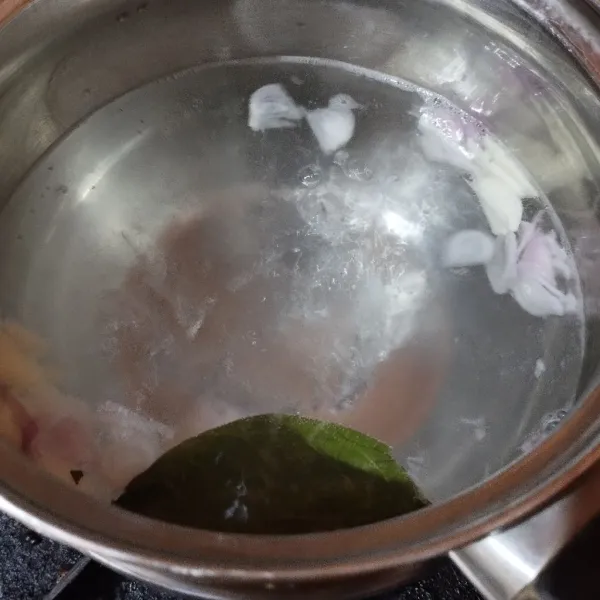 Dalam panci masukkan air.masak sampai mendidih.masukkan bawang merah,bawang putih dan daun salam.tambahkn gula dan garam.