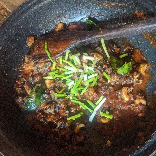 Masukkan daun bawang yang sudah dipotong-potong, angkat dan sajikan.