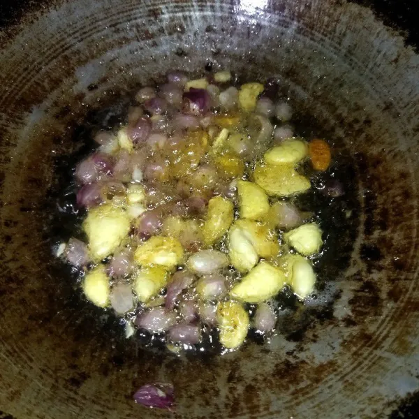 Goreng bawang merah dan bawang putih hingga matang, lalu haluskan bersama lada dan kemiri.