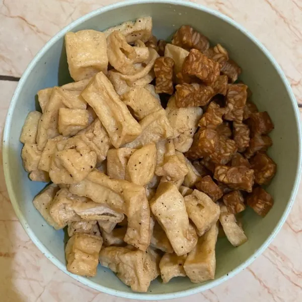 Potong-potong tempe dan tahu lalu goreng